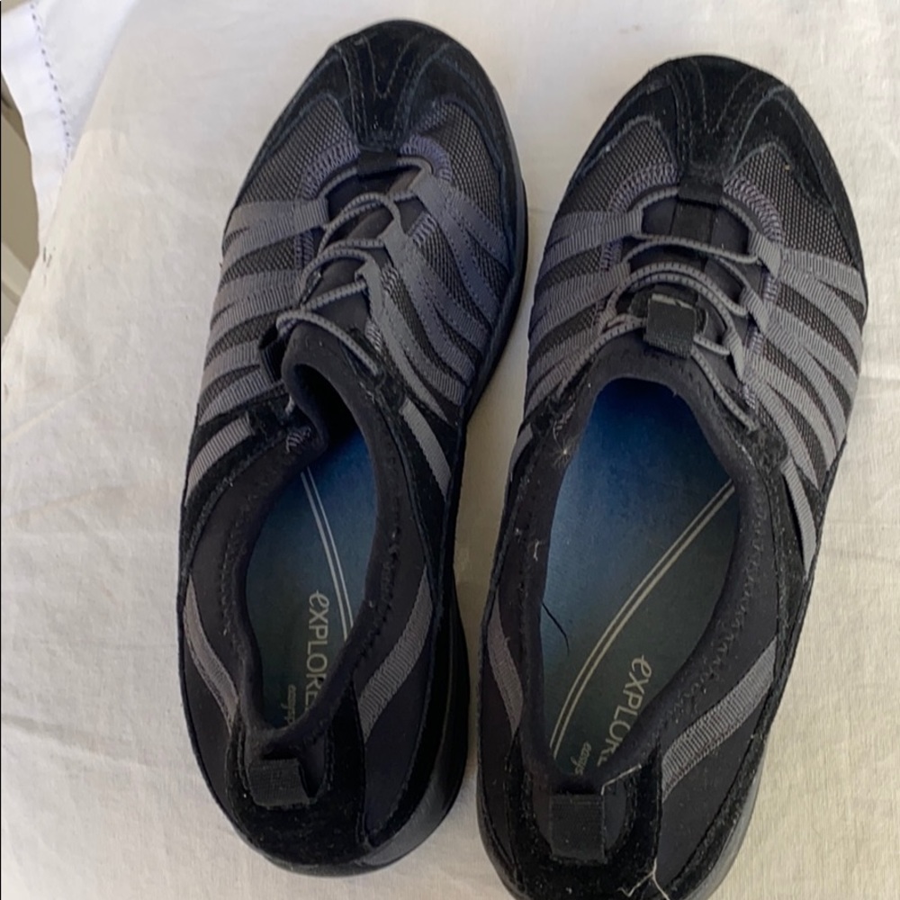 easy spirit tennis shoes never worn.